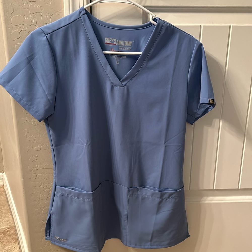 NWOT Grey’s Anatomy signature by Barco XS scrub top blue.